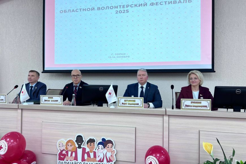 нас много