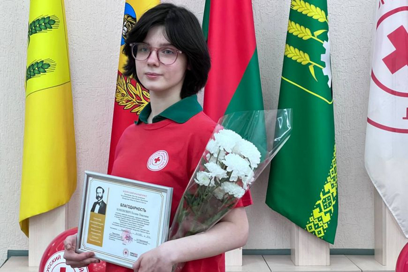 нас много