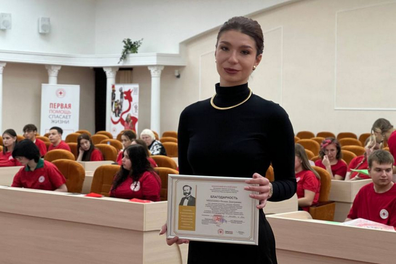 нас много