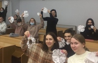 Все мы в детстве вырезали снежинки