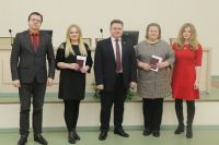 Ректор академии  Великанов В.В.вручил дипломы магистра 